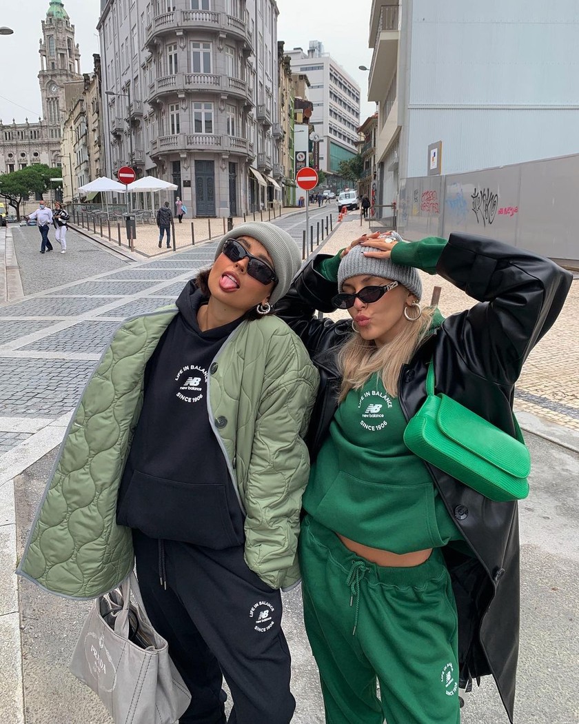 En version chaude et douillette: les amies influenceuses Ines Silva (g., 28 ans) et Sofia Coelho (d., 26 ans) optent pour des bonnets aux teintes naturelles. 