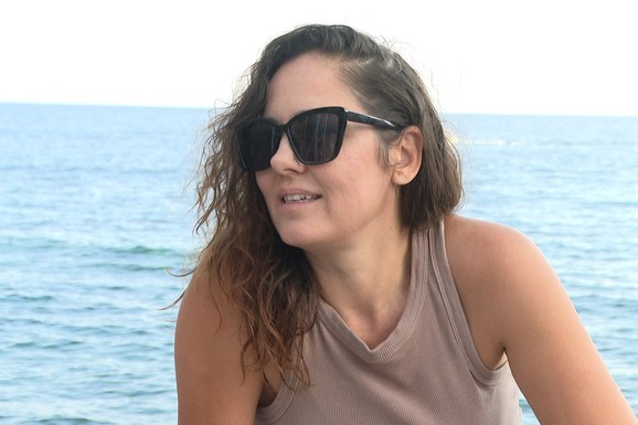 "TRUDIMO SE DA URADIMO NEŠTO ŠTO JE POŠTEN POSAO" Glumica Jelena Minić povodom premijere predstave "Kjara Zorzi, Pseudo-istorijska komedija o teatru i domovinskoj sigurnosti" (VIDEO)