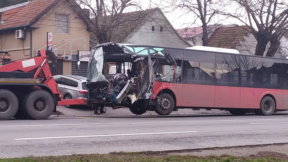 Zemun nesreća, sudar dva autobusa i auta, poginuo vozač GSP