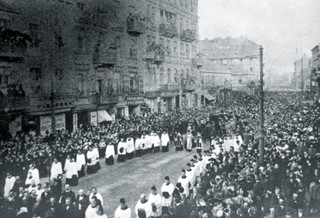 Przyszłość na cmentarzu. Gdy pogrzeb pobudza życie społeczne