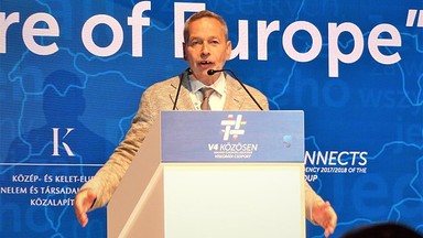 Od Trockiego, przez Brexit, do Orbana: oto człowiek, który prowadzi węgierską walkę z UE