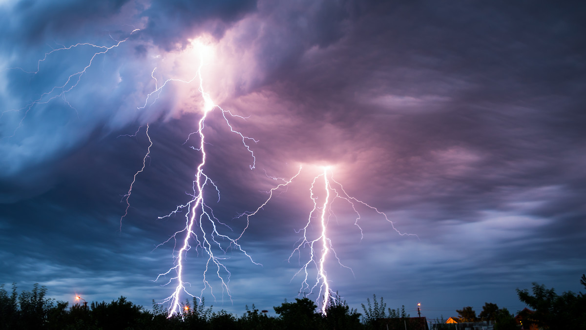 Jeszcze ponad 4 tys. odbiorców w województwie podlaskim nie miało po południu prądu, wskutek awarii związanych z burzami w regionie - poinformowali energetycy. Meteorolodzy zapowiadają kolejne opady w regionie.