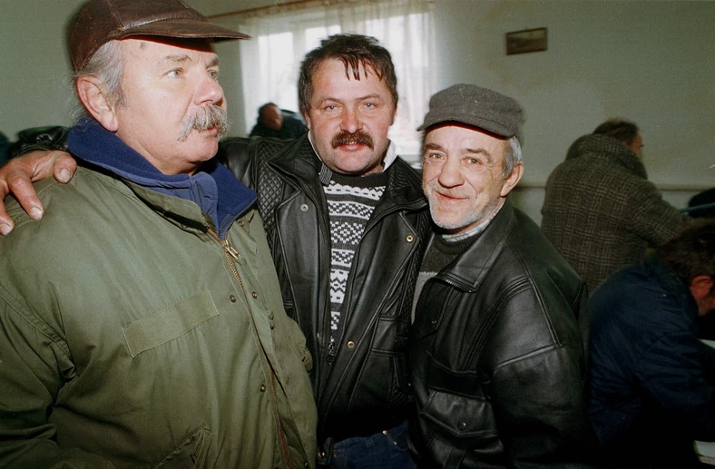 Marek Kotański (L) z grupą osób w kryzysie bezdomności, które zabrał do ośrodka z warszawskiego Dworca Wschodniego w 1997 r.