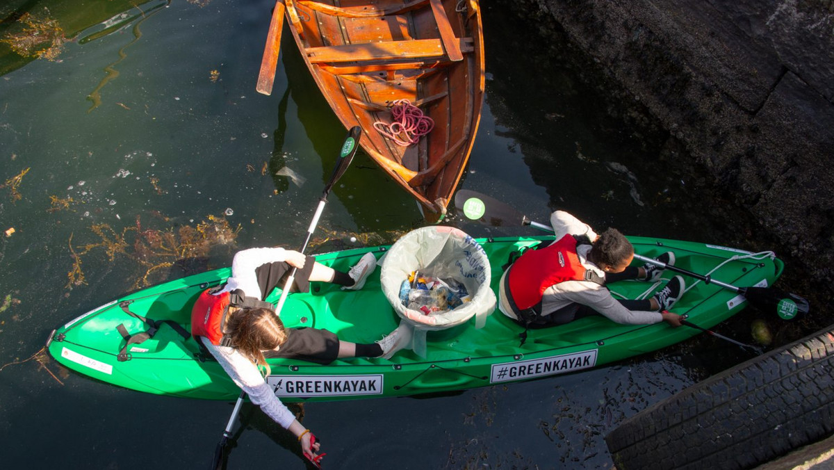 Połączenie aktywnego wypoczynku i dbania o środowisko naturalne nie musi być skomplikowane. Duńska organizacja pozarządowa GreenKayak oferuje możliwość bezpłatnego wypożyczenia kajaka w zamian za zbieranie podczas pływania unoszących się na wodzie śmieci. Obecnie dostępnych jest osiem lokalizacji w Danii, Niemczech, Norwegii i Irlandii.