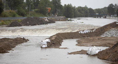 Woda przelewa się przez tamę. Sytuacja poza kontrolą