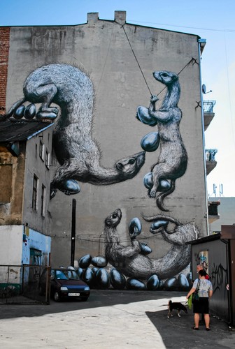 Łódź, mural namalowany przez ROA w ramach festiwalu Urban Forms