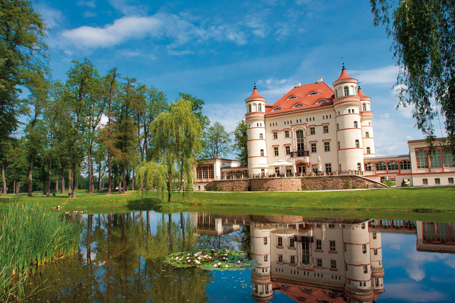 W tym XIII-wiecznym pałacu komuniści urządzili PGR. Dziś są tam m.in. restauracja i hotel.