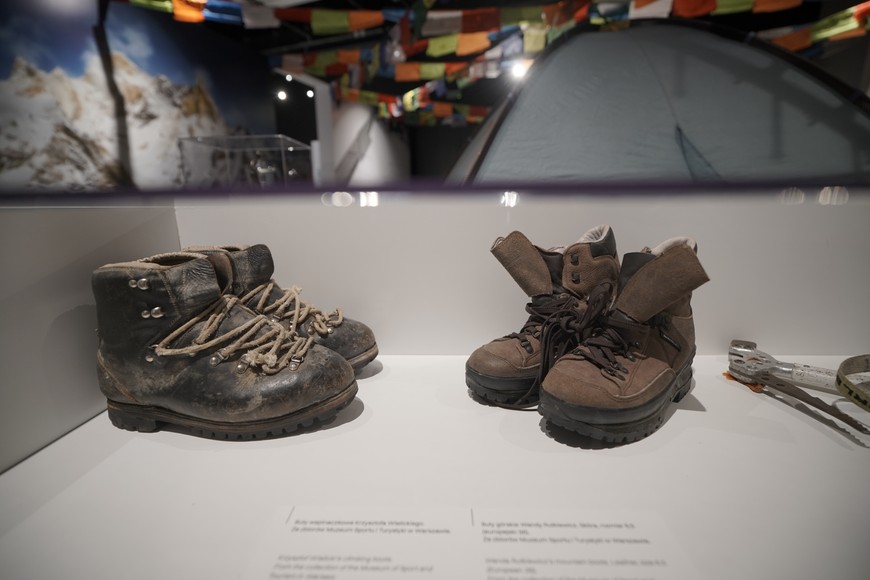 Buty Krzysztofa Wielickiego ( z lewej ) i Wandy Rutkiewicz w takim sprzęcie najwyższe szczyty świata zdobywali wielcy polscy himalaiści
