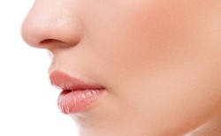 Modne operacje plastyczne nosa. Czy warto poprawiać naturę?