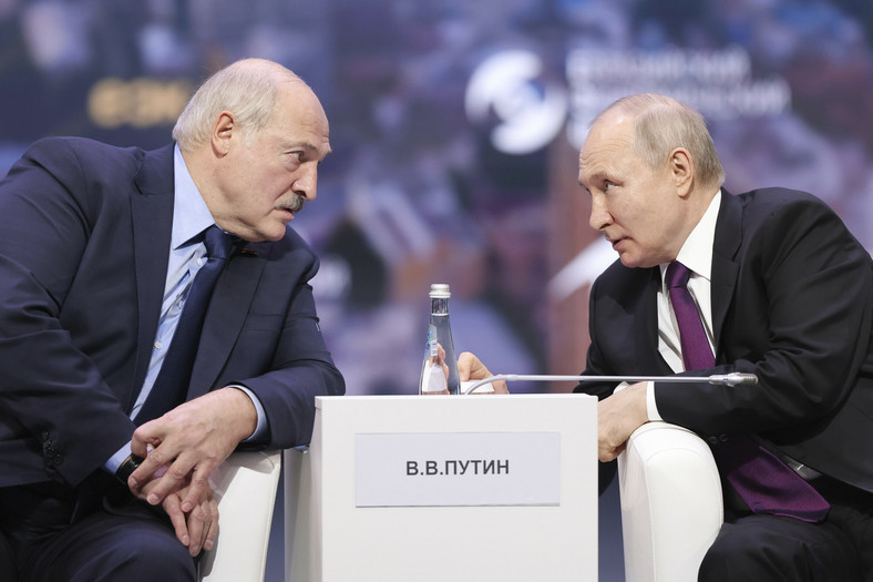 Prezydent Białorusi Aleksander Łukaszenka i prezydent Rosji Władimir Putin podczas Euroazjatyckiego Forum Ekonomicznego w Moskwie, 24 maja 2023 r.