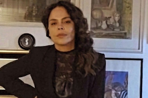 SRNA LANGO JE U ŠESTOJ DECENIJI I DALJE FATALNA! U farmerkama, čipki i sakou pokazala savršenu liniju: Glumica oduševila sve izgledom