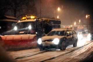 Intensywne opady śniegu. Utrudnienia na drogach, awarie na kolei. Tysiące domów bez prądu