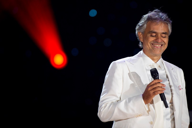 20 lat światowej kariery i ponad 80 milionów sprzedanych albumów czyni z włoskiego tenora prawdziwą legendę. Andrea Bocelli sukces zawdzięcza unikatowemu połączeniu świata muzyki rozrywkowej i poważnej. Jest zdobywcą wielu prestiżowych nagród (np. Złoty Glob), a jego płyty biją wszelkie rekordy pod względem sprzedaży. Bocelli występował przed papieżem, królami, książętami, prezydentami. O duety z tym wspaniałym tenorem zabiegają największe nazwiska świata muzyki. Solowych koncertów daje zaledwie kilkanaście w roku, dlatego każdy jego występ to wielkie wydarzenie, prawdziwa gratka dla muzycznych koneserów