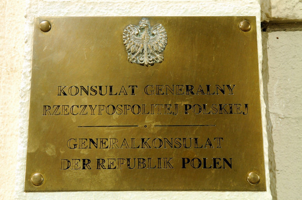 Tabliczka na murze budynku polskiego konsulatu generalnego w Monachium