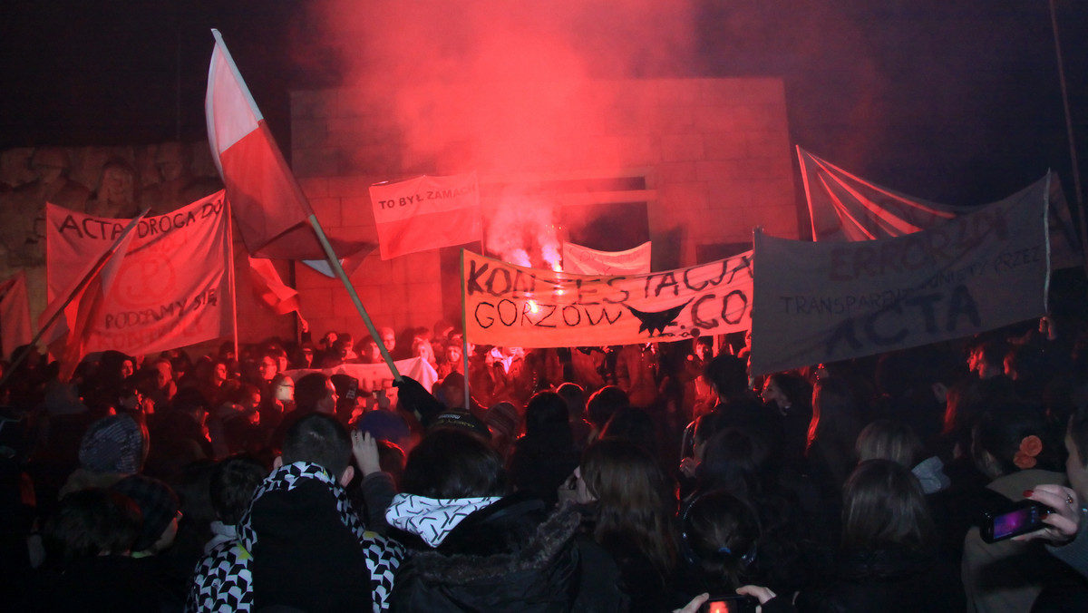 Kilkudziesięciu uczestników środowej manifestacji Stop ACTA w Gorzowie Wielkopolskim może spodziewać się mandatów za naruszenie przepisów ruchu drogowego - podaje rmg.fm.