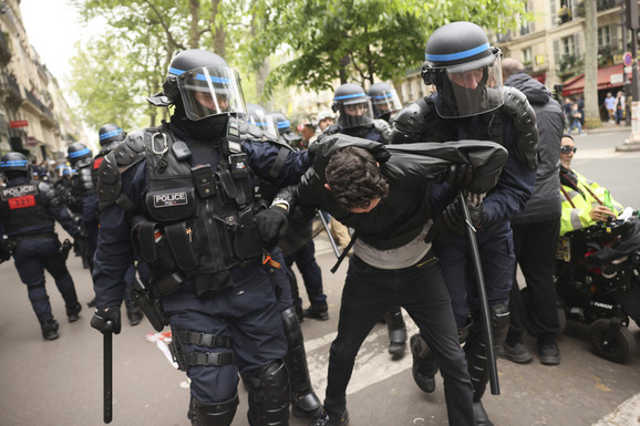 "UGASIĆEMO OLIMPIJSKI PLAMEN!" Drama na protestima u Parizu: Policija upotrebila palice, ima povređenih (FOTO)