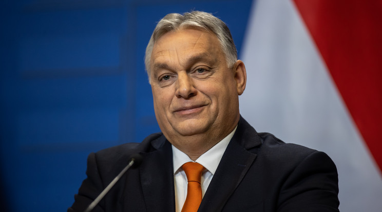 Orbán Viktor a Facebook-oldalán unokái társaságában látható szenteste / Fotó: Zsolnai Péter