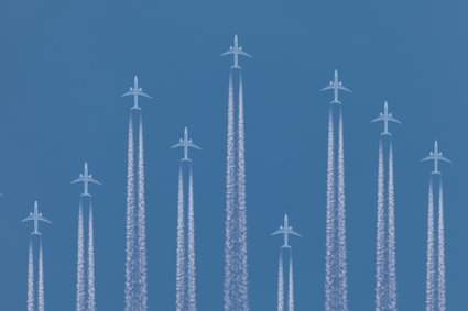 Emisje CO2 w lotnictwie nie spadną, jeśli samoloty będą nadal  tankowane tradycyjnym paliwem - raport PIE