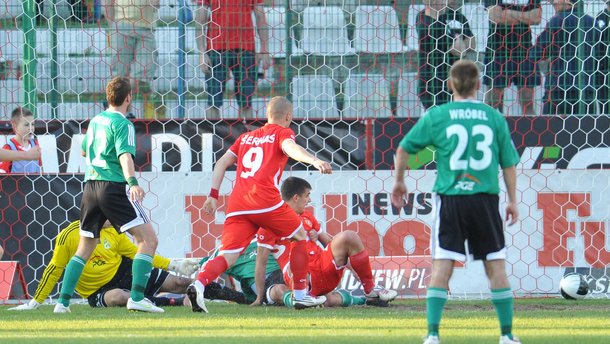 Widzew Łódź zremisował z GKS-em Bełchatów 1:1 (1:0) w meczu 26. kolejki piłkarskiej Ekstraklasy. Zwycięstwo w derbach województwa pozwoliłoby łodzianom przeskoczyć rywali w ligowej klasyfikacji, ale nadzieję na to w samej końcówce pięknym strzałem Widzewowi odebrał Dawid Nowak.