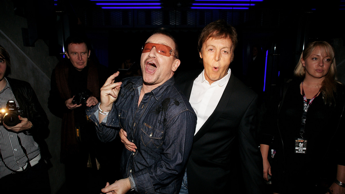 Bono zaprzeczył, jakoby został miliardem, a co więcej stał się bogatszy niż Paul McCartney. - Wbrew doniesieniom, nie jestem miliarderem - wyjaśnił Bono. - I nie będę nigdy bogatszy od żadnego z Beatlesów - i nie mówię tu tylko o pieniądzach. Beatlesi są nie do ruszenia, a mój miliard to jakiś dowcip.