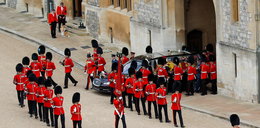 Psy królowej Elżbiety II patrzyły na kondukt z jej trumną. Wzruszające sceny w Windsorze podczas ostatniego pożegnania