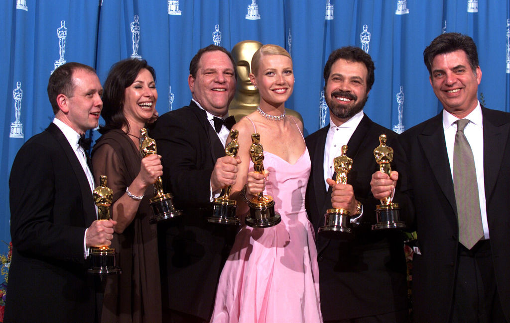 Weinstein dostaje Oscara za produkcję "Zakochanego Szekspira", 1999 r. W środku Gwyneth Paltrow, która prawie 20 lat później jako jedna z pierwszych pogrąży Weinsteina opowiadając o tym, że molestował aktorki