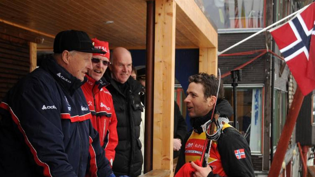 Na biathlonowych mistrzostwach świata najbardziej podoba mi się król. Harald V bywał codziennie na wzgórzu Holemenkollen. Dostojny, wiekowy już monarcha codziennie przyjmował złotych medalistów w swojej betonowej loży, do której – daję słowo – podczas nieobecności Jego Wysokości można było zajrzeć i nikt nie na człowieka nie rzucał znienacka.