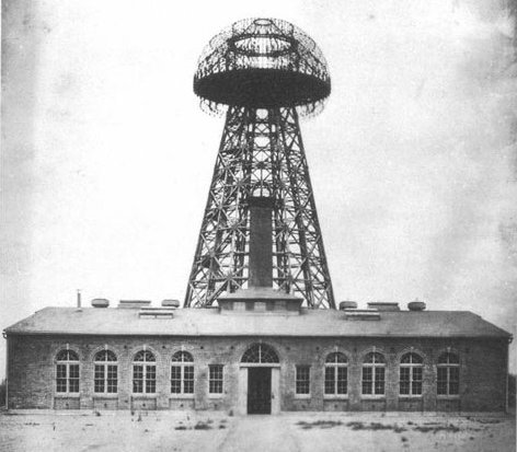 Wardenclyffe na Long Island w 1904 r. Z tego obiektu Tesla miał zademonstrować bezprzewodową transmisję energii elektrycznej przez Atlantyk