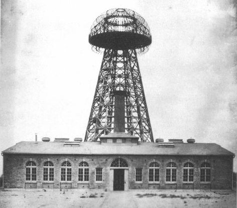 Wardenclyffe na Long Island w 1904 r. Z tego obiektu Tesla miał zademonstrować bezprzewodową transmisję energii elektrycznej przez Atlantyk