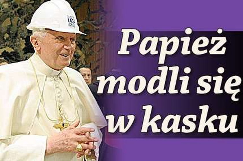 Papież modli się w kasku