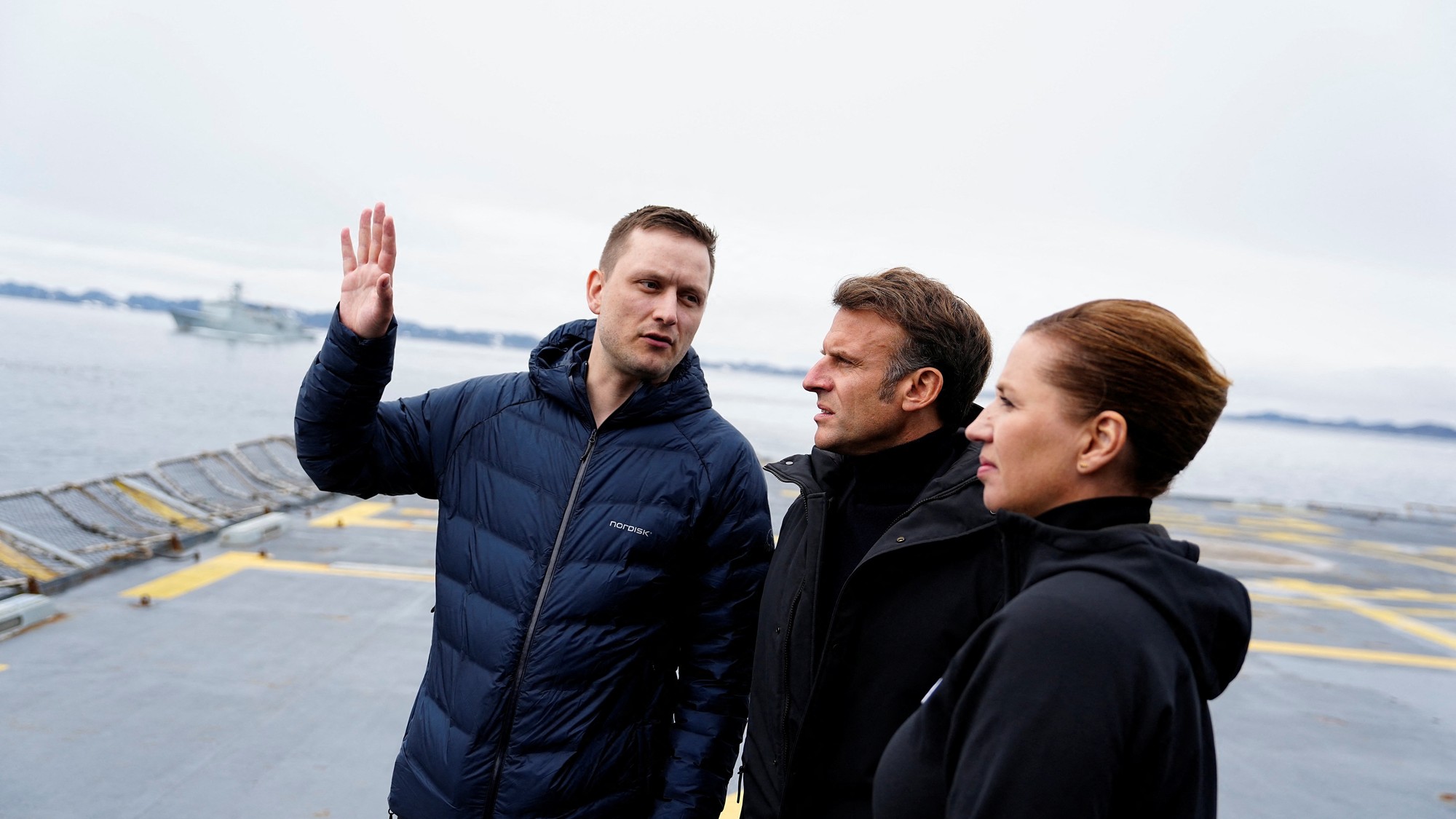 Grónsky premiér Jens-Frederik Nielsen, francúzsky prezident Emmanuel Macron a dánska premiérka Mette Frederiksenová.