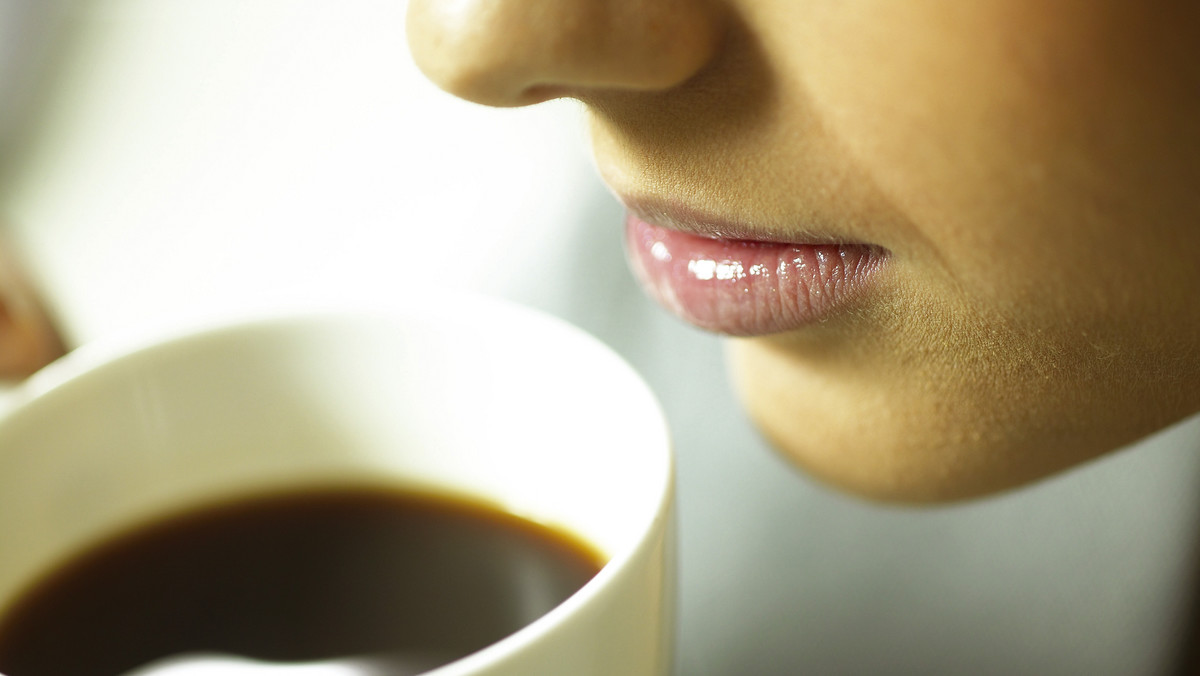 Naukowcy z Harvardu twierdzą, że kofeina działa jak łagodny lek przeciwdepresyjny, ponieważ pomaga zwiększyć poziom hormonów odpowiedzialnych za dobry nastrój - podaje telegraph.co.uk.