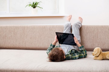 Digitális kütyüvel a hiszti ellen: rövidtávú megoldás, hosszútávú gondok