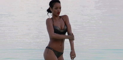Rihanna kusi w bikini