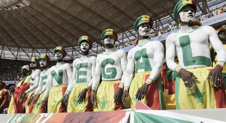 Des supporters du Sénégal sont vus lors du match de football de qualification pour la Coupe du monde 2022 entre le Sénégal et l'Égypte au stade Me Abdoulaye Wade de Diamniadio le 29 mars 2022. (Photo de SEYLLOU / AFP)