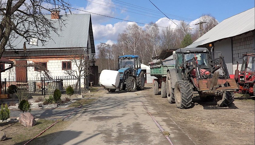 Droga przez środek podwórka