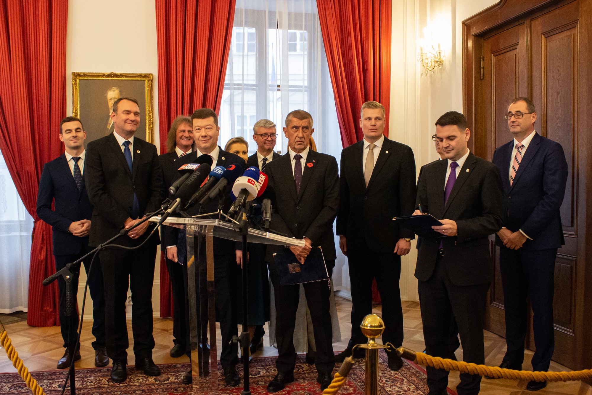 Na snímke zástupcovia hnutí ANO, SPD a strany Motoristi sebe reagujú po podpise koaličnej zmluvy.