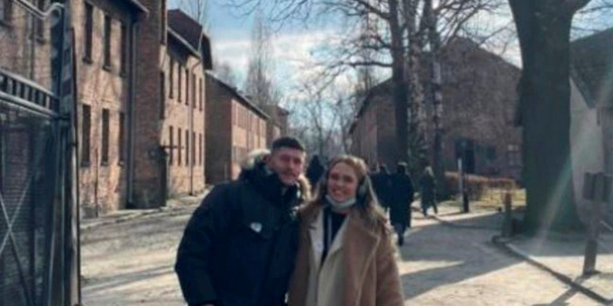 Bokser Jamie McDonnell pojawił się razem z partnerką na terenie Auschwitz-Birkenau. 