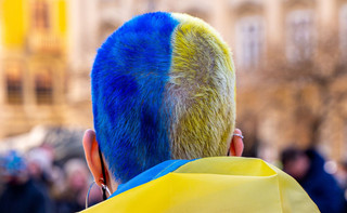 Rosyjska policja uznała, że niebiesko-żółte włosy to dyskredytacja armii