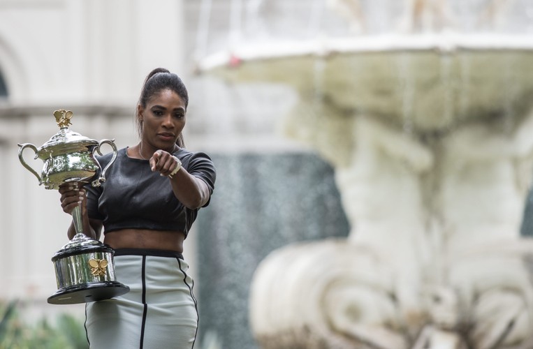 Serena Williams piękna jak nigdy. Tak pozowała z trofeum Australian Open