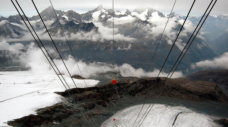 Egy 37 éve eltűnt német hegymászó maradványait találták meg egy olvadó gleccseren Svájc ikonikus hegycsúcsa, a 4478 méter magas Matterhorn közelében / Fotó: Wikipédia