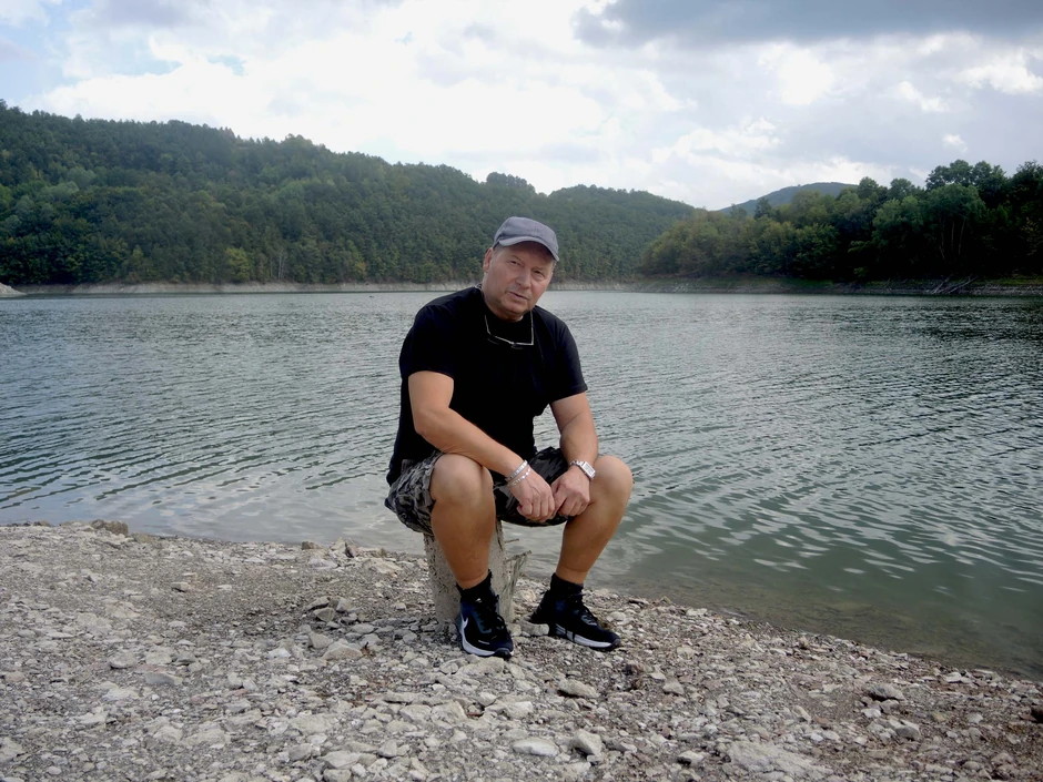 Na jezeru našao spas od gužve u koju izbegava zbog imuniteta