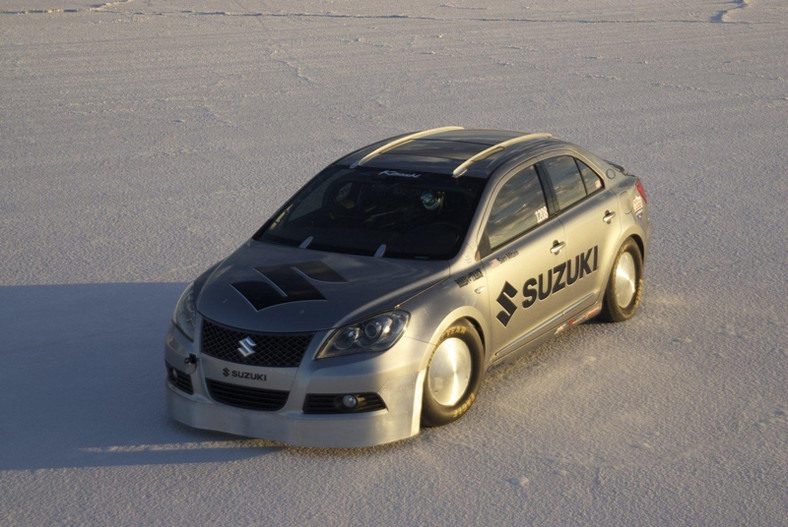 Suzuki Kizashi – 325 km/h w rodzinnym sedanie