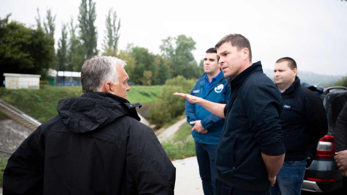 Árvízi őrjárat: Orbán Viktor személyesen ellenőrizte a homokzsákokat – videó