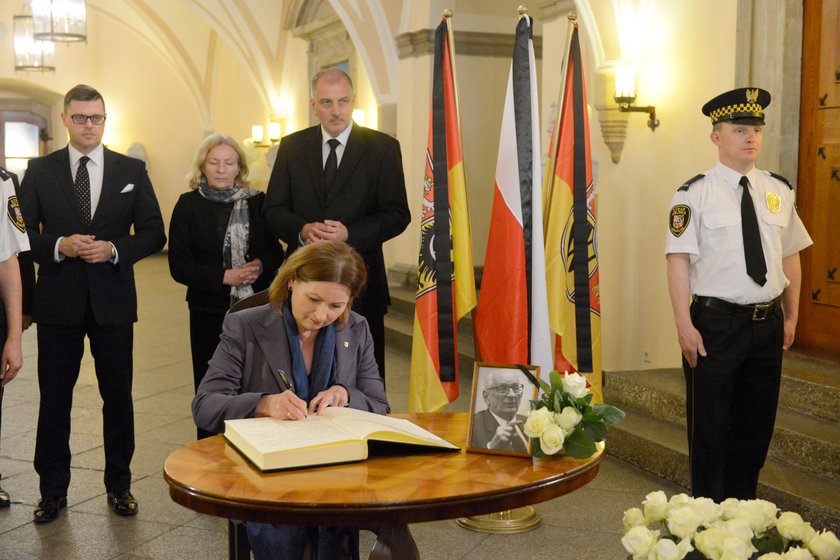 Barbara Zdrojewska (55 l.) wpisuje się do księgi kondolencyjnej