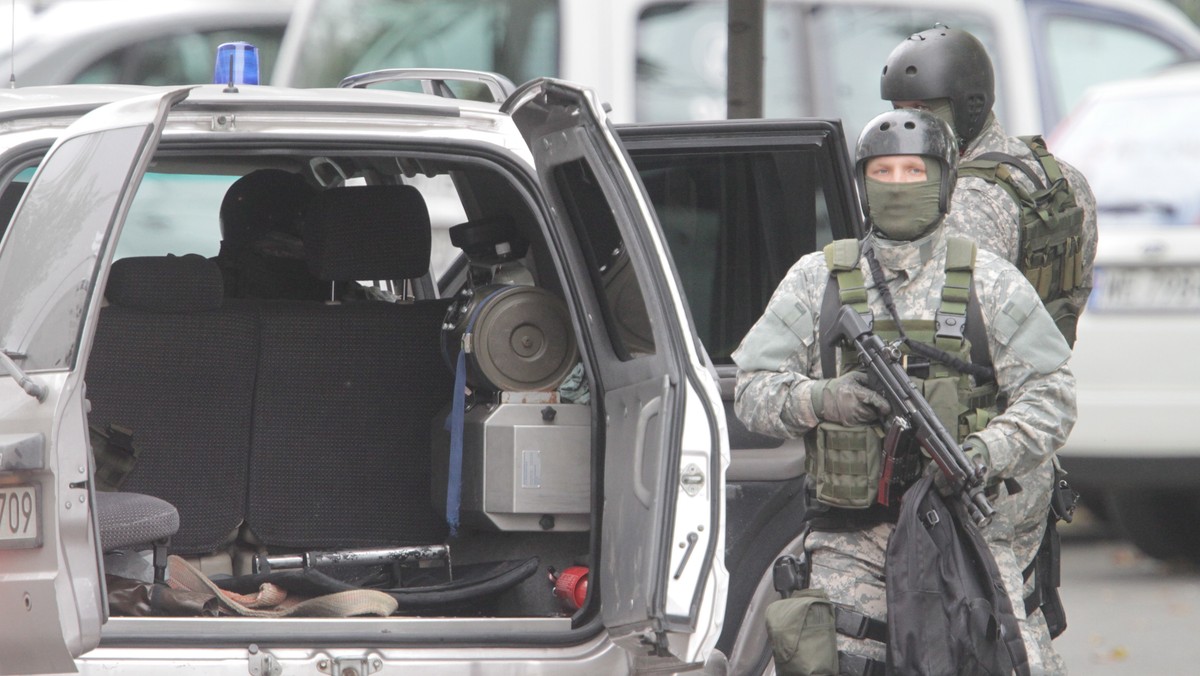 Odbijanie zakładników z rąk terrorystów ćwiczyli m.in. policyjni antyterroryści na stadionie Polonii w Warszawie, gdzie we wtorek odbyły się ćwiczenia antyterrorystyczne służb, związane ze zbliżającymi się mistrzostwami Euro 2012.