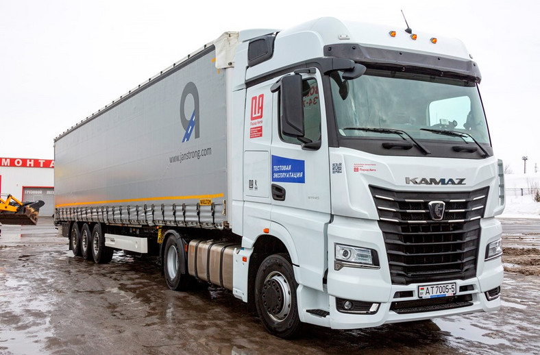 Kamaz 54901 z kabiną Mercedesa