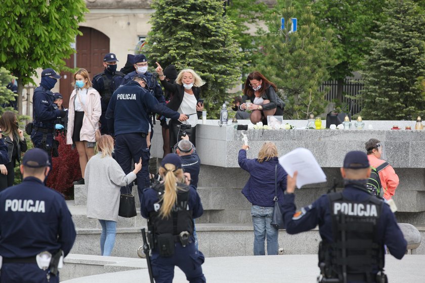 Ostatnia droga zamordowanej Kornelii. Po pogrzebie doszło do spięcia żałobników z policją