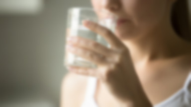 Co się stanie z twoim ciałem, jeżeli będziesz pić za dużo wody?