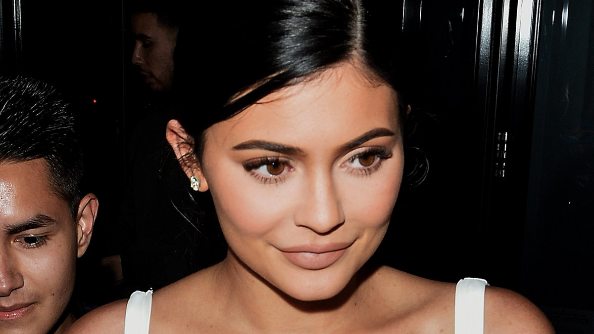 Kylie Jenner zmniejszyła sobie usta. Ta informacja zelektryzowała wszystkich fanów młodej celebrytki. Wygląda na to, że siostra Kim wreszcie zrozumiała, że nie trzeba sobie nic wstrzykiwać, by optycznie powiększyć wargi. Jak to zrobić? Oto kilka niezawodnych sposobów.